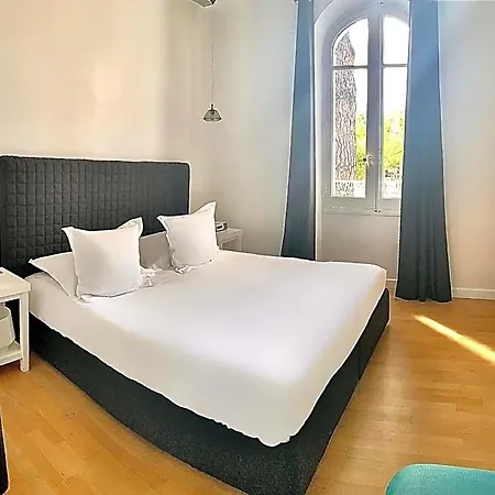 White 1921 Hotel 3*