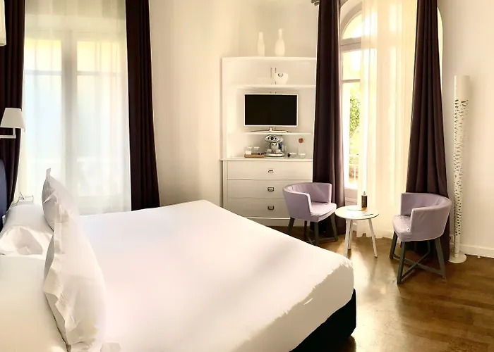 White 1921 Hotel Saint-Tropez